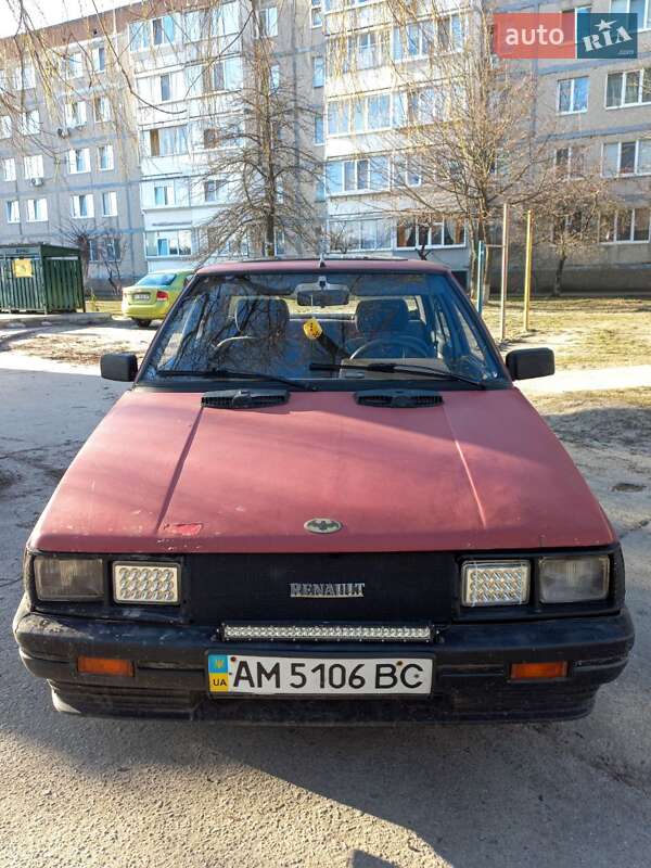 Седан Renault 9 1986 в Вараші