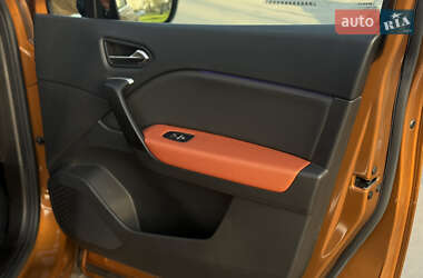 Позашляховик / Кросовер Renault Captur 2021 в 