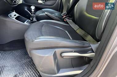 Позашляховик / Кросовер Renault Captur 2016 в 