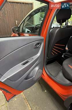 Позашляховик / Кросовер Renault Captur 2016 в 