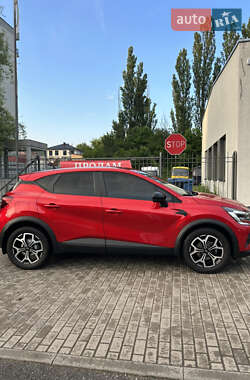 Позашляховик / Кросовер Renault Captur 2021 в 