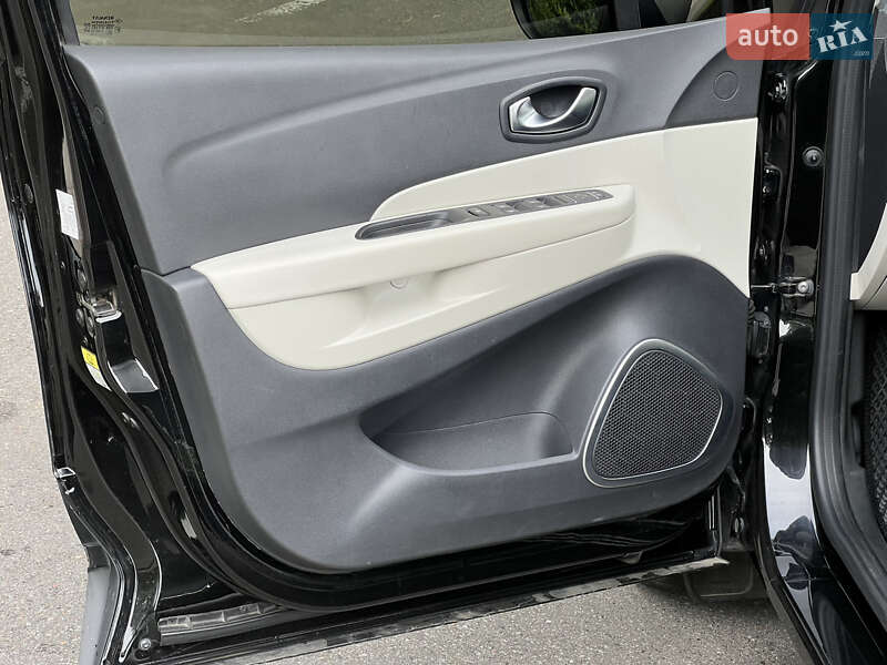Внедорожник / Кроссовер Renault Captur 2019 в Киеве