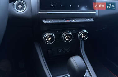 Внедорожник / Кроссовер Renault Captur 2021 в 