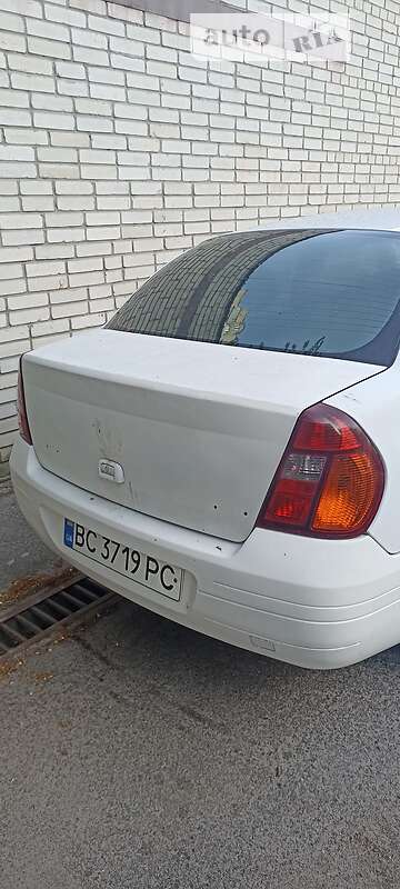 Седан Renault Clio Symbol 2001 в Львове