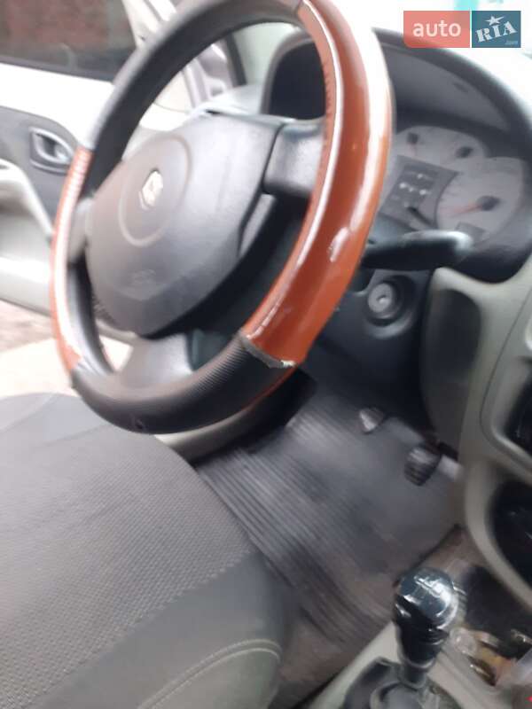 Седан Renault Clio Symbol 2003 в Карловке