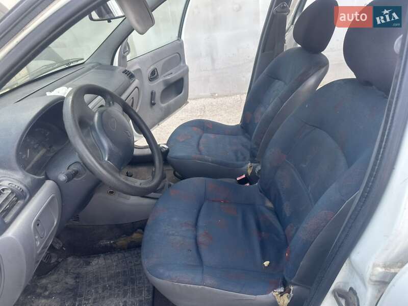 Седан Renault Clio Symbol 2002 в Киеве