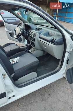 Седан Renault Clio Symbol 2002 в 
