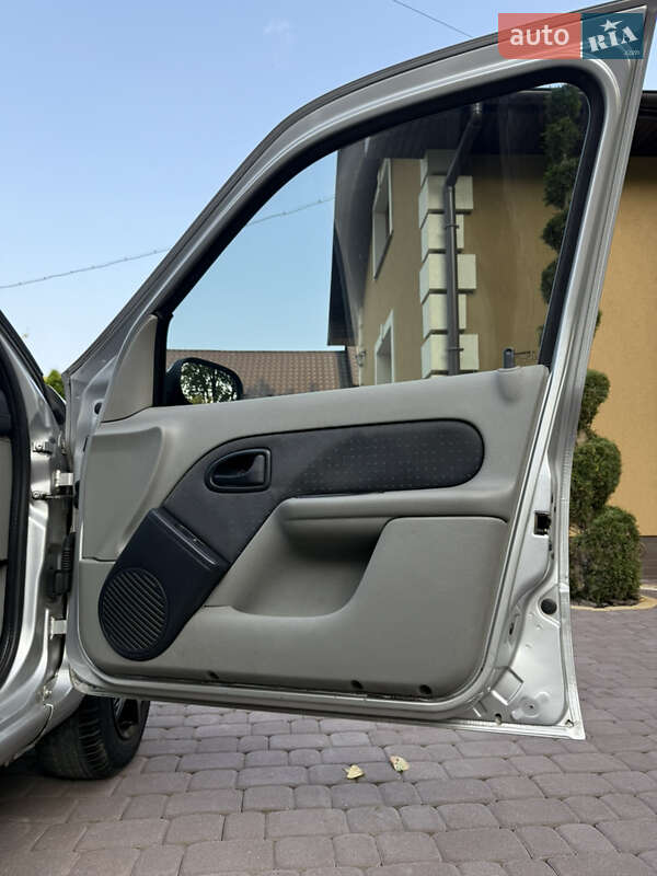 Седан Renault Clio Symbol 2005 в Косове