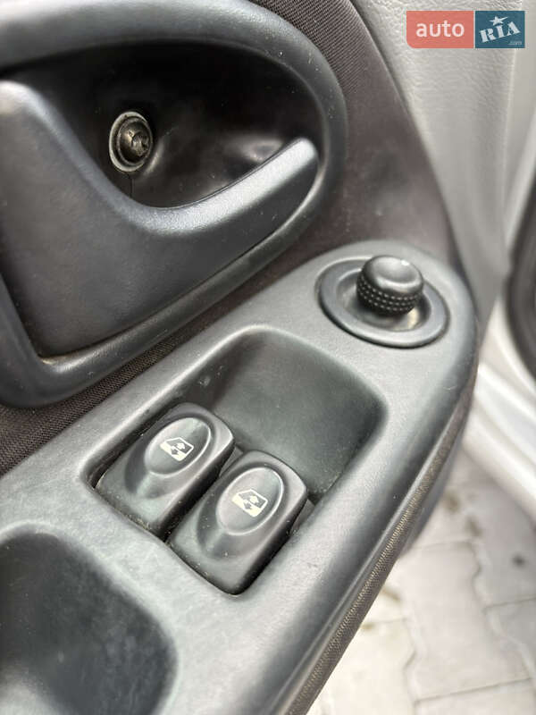 Седан Renault Clio Symbol 2006 в Черновцах