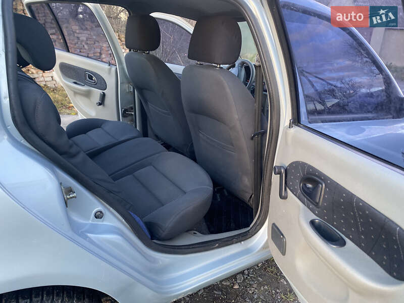 Седан Renault Clio Symbol 2004 в Острозі