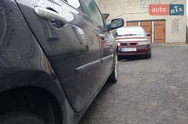 Хетчбек Renault Clio 2006 в 