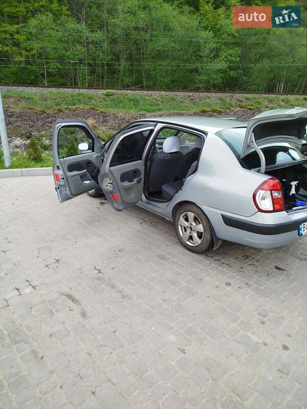 Седан Renault Clio 2006 в Полянице