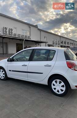 Хэтчбек Renault Clio 2010 в 