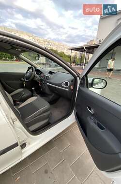 Хэтчбек Renault Clio 2010 в 