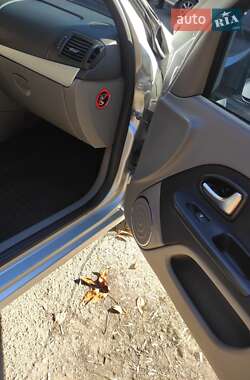 Седан Renault Clio 2011 в 