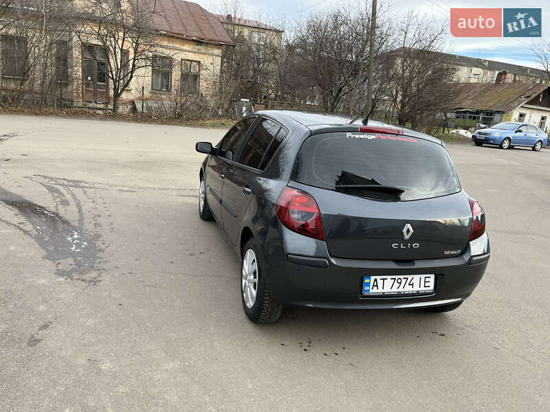 Хэтчбек Renault Clio 2006 в Калуше
