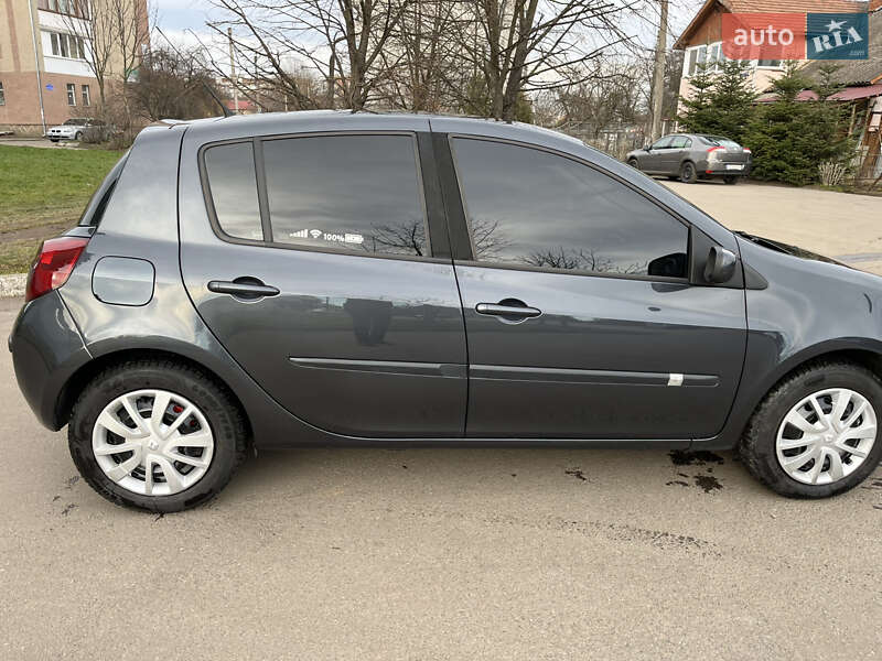 Хэтчбек Renault Clio 2006 в Калуше