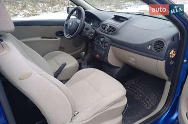 Хэтчбек Renault Clio 2005 в 