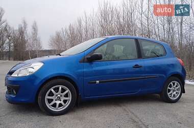 Хэтчбек Renault Clio 2005 в 
