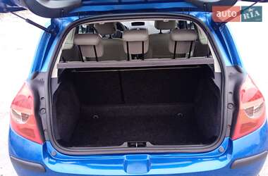 Хэтчбек Renault Clio 2005 в 