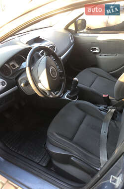 Хэтчбек Renault Clio 2011 в 