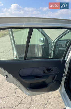 Хэтчбек Renault Clio 2001 в 