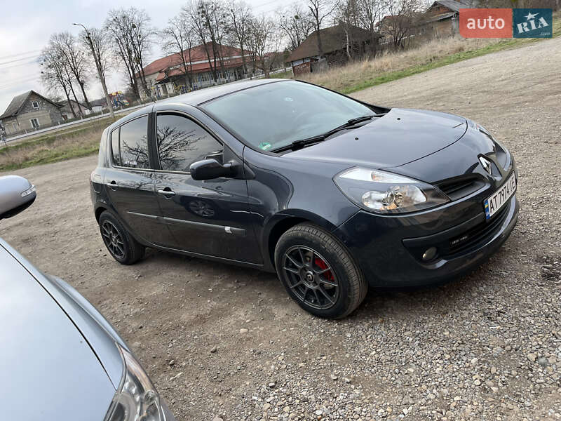 Хетчбек Renault Clio 2006 в 
