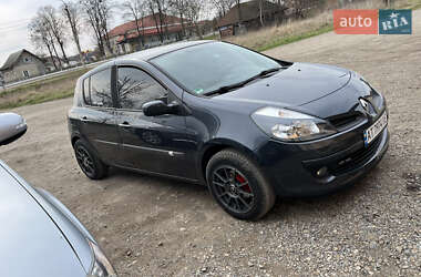 Хетчбек Renault Clio 2006 в 