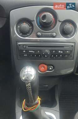 Хетчбек Renault Clio 2012 в 