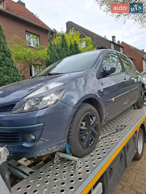 Хетчбек Renault Clio 2006 в 