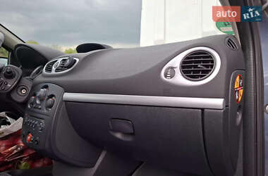 Хетчбек Renault Clio 2006 в 