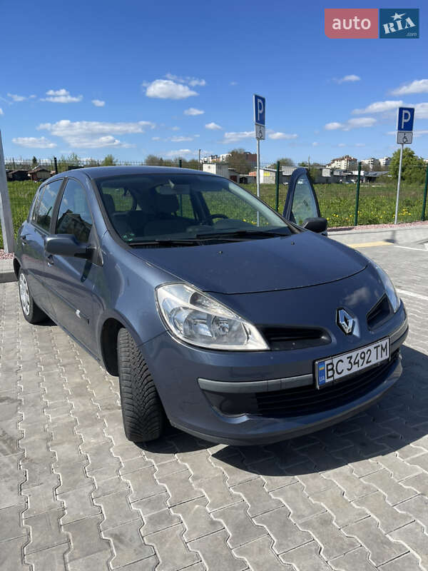Хэтчбек Renault Clio 2006 в Стрые