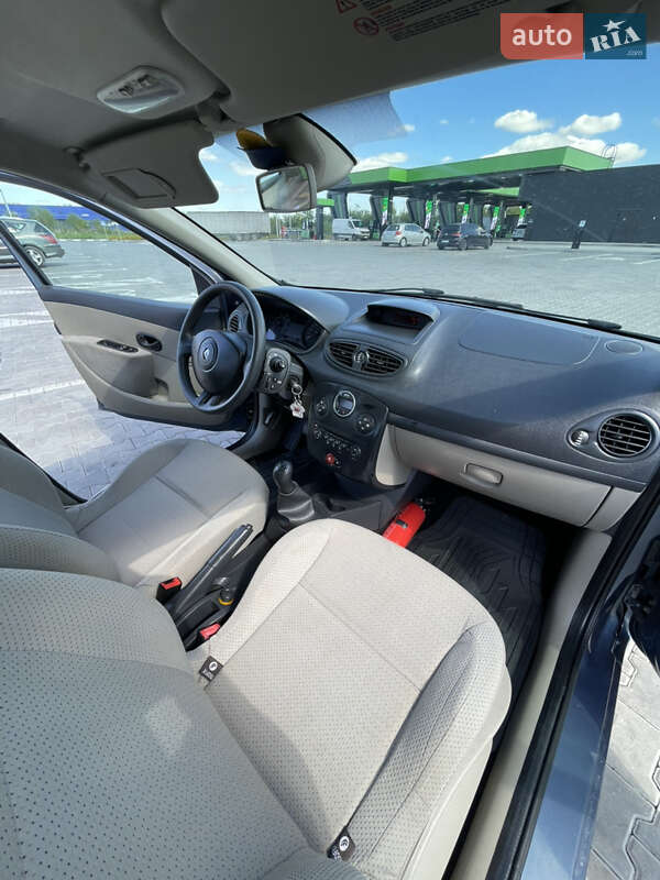 Хэтчбек Renault Clio 2006 в Стрые
