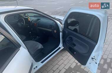 Хэтчбек Renault Clio 2005 в 
