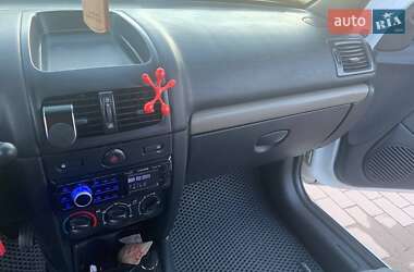 Хэтчбек Renault Clio 2005 в 