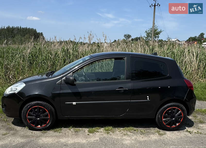 Хэтчбек Renault Clio 2012 в 