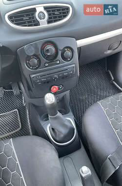 Хетчбек Renault Clio 2011 в 