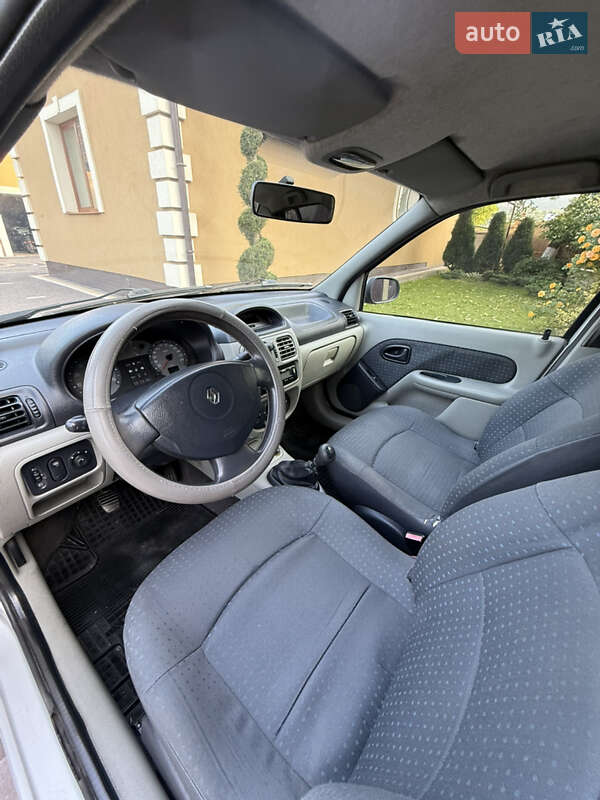 Седан Renault Clio 2005 в Косове