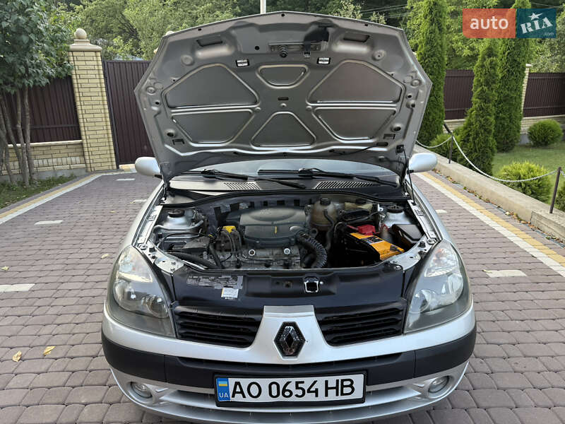 Седан Renault Clio 2005 в Косове