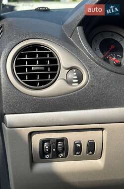 Хэтчбек Renault Clio 2009 в 