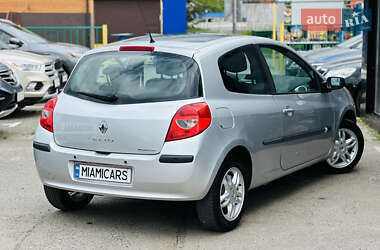 Хэтчбек Renault Clio 2006 в 