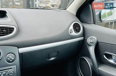 Хэтчбек Renault Clio 2006 в 