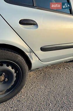 Хэтчбек Renault Clio 2002 в 