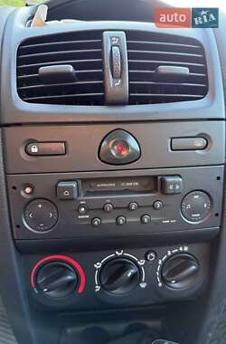 Хэтчбек Renault Clio 2002 в 