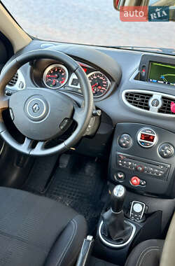 Хэтчбек Renault Clio 2010 в 