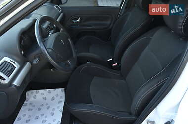 Хэтчбек Renault Clio 2010 в 