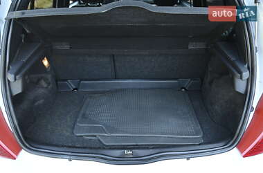 Хэтчбек Renault Clio 2010 в 