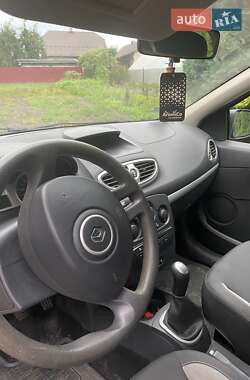 Хэтчбек Renault Clio 2011 в 