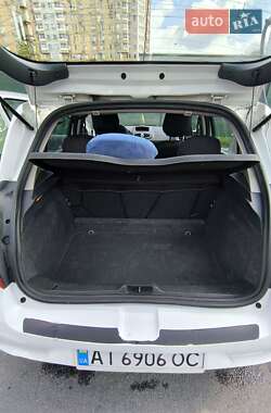 Хэтчбек Renault Clio 2011 в 