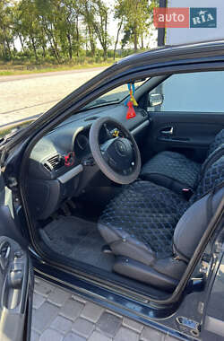 Хэтчбек Renault Clio 2004 в 